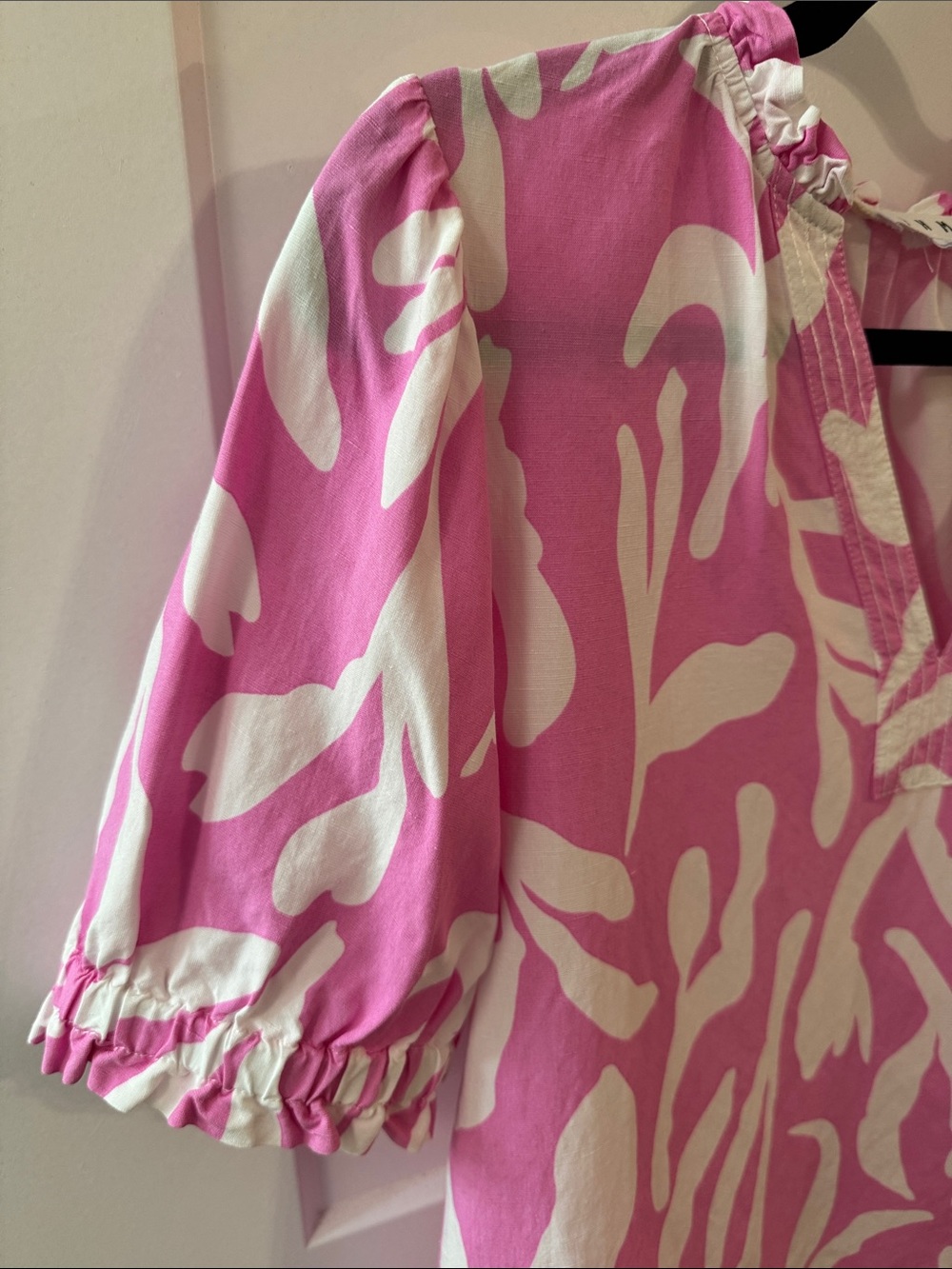THML Pink & White Abstract Puff-Sleeve V-Neck Blouse Size XS Malibu Barbie - Picture 5 of 8
